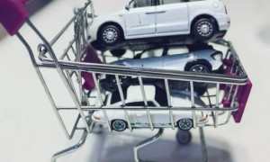 打破惯例！“油电同降、豪华领跑”，1月乘用车平均降价3.7万元