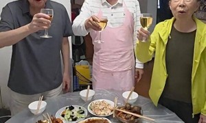 68岁冯巩近况曝光！连续33年登上春晚舞台，如今陪妻子享受快乐晚年生活