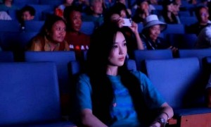 李嫣用餐被偶遇，大冬天穿短袖气血足，身材和体态在人群中好出挑