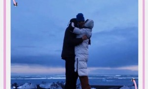 42岁金莎参加婚礼商演，穿红色裙子，少女感十足，唱3首歌挣35万