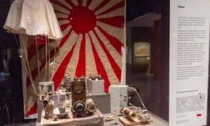 至今不肯原谅日本的国家，抗议也没用！进纪念馆前先踩日本军旗