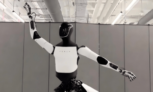 马斯克意外现身达沃斯：做乐观主义者哪怕错了，也比做悲观主义者但对了要好