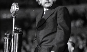 原创 
            爱因斯坦晚年为何研究神学，他发现了什么让他恐惧了30年？