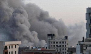 伊朗不费一兵一卒，美军自己消耗掉一艘航母？600个床铺烧没，船员打地铺作战