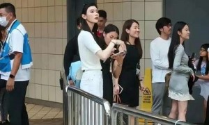 奚梦瑶接娃放学，大儿子正脸曝光，遗传妈妈好基因，又高又帅