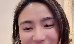 李亚鹏昨晚进行直播，嗓子哑到快说不出话了。就在这时，前妻海哈金喜冲进直播间，语气不善地说：“你嗓子都快说不出了，还播？”李亚鹏的弹幕瞬间炸锅了。