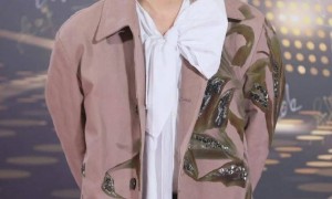 50岁佘诗曼赢麻了！4封TVB视后，与黄宗泽挽手走红毯，实至名归！