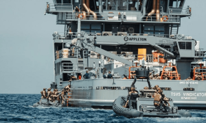 劫持俄油轮后，美军又扣押中国油轮？特朗普休要把中俄当委内瑞拉！