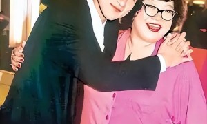 张学友演唱会看哭了：红馆动情缅怀梅艳芳，唱到破音也不降调