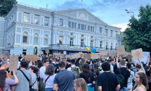 第18次续命，乌克兰最高拉达批准，泽连斯基还要接着当总统，战时状态又延长90天