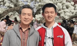 “你为什么这么老才生我？”71岁老戏骨发文称被18岁儿子嫌弃，看得人心酸：他用半生演活了别人，却演砸了自己的父亲角色