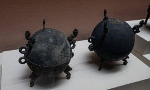 绵阳市博物馆展出战国青铜器刻“李世民”？馆方回应：系文物流转中被刻字