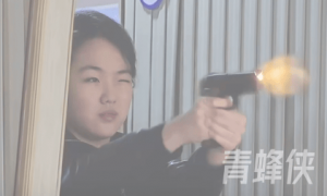 金正恩携女视察军工厂并体验手枪射击，对工厂生产优质的手枪表示满意